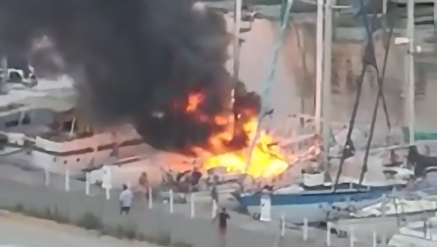 Le feu s'est déclenché sur un voilier, les flammes se sont répandues sur trois autres embarcations.