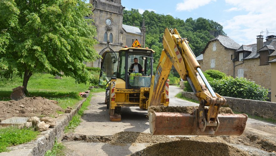 Travaux sur l’évacuation de l’eau de la fontaine multiséculaire place du Griffoul : C’est Fabien Laury, employé municipal qui est aux commandes.