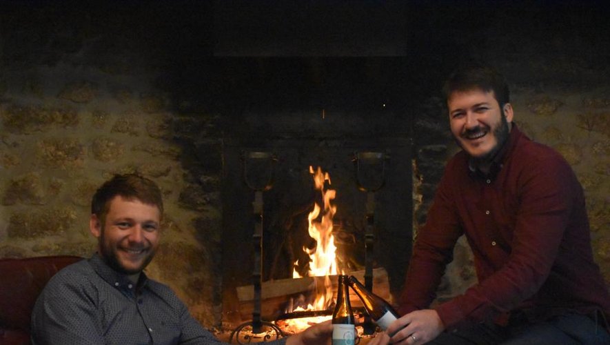 Deux jeunes entrepreneurs du Nord-Aveyron, amoureux de leur terre et de la bière., au coin du Cantou.