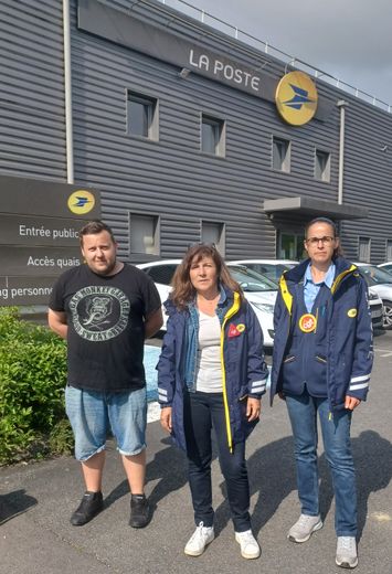 Une délégation de la CGT Fapt 12 au centre de distribution d'Aubin.
