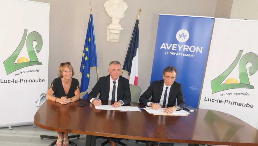 Jean-Philippe Sadoul et Dominique Gombert aux côtés d’Arnaud Viala  lors de la signature.