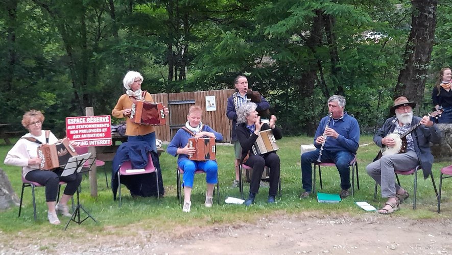 Le groupe Folkentrad au Confluent pour le feu de la Saint-Jean en 2021.