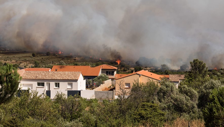 Le feu avait parcouru plus de 1 000 hectares et 300 personnes avaient été évacuées.
