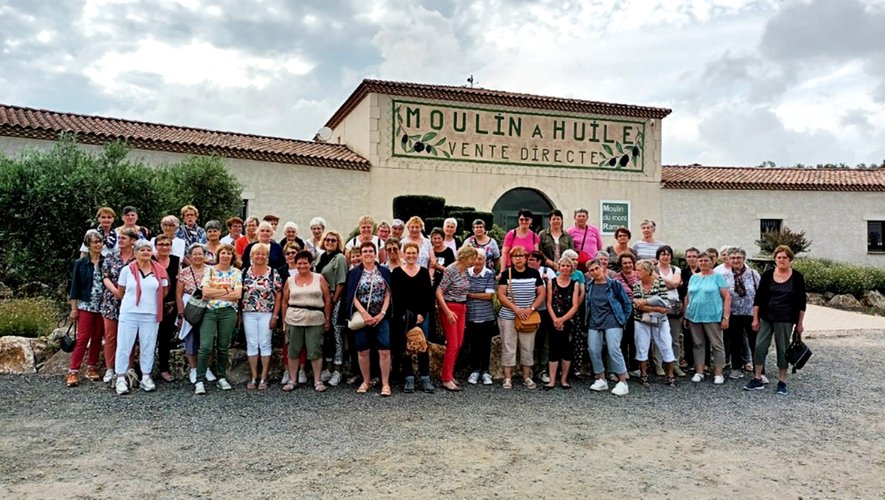Groupe des 57 femmes qui ont participé au voyage devant le moulin du Mont Ramus.