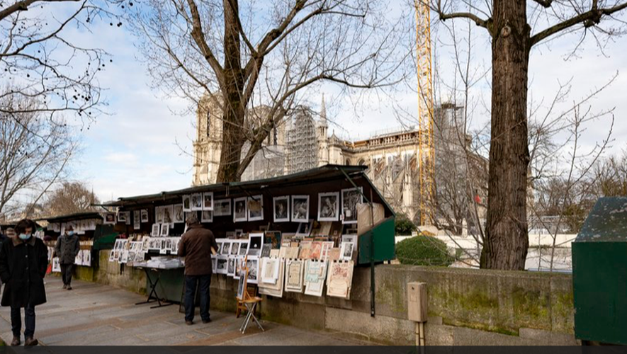 L'exposition est visible les grilles de l'église Saint-Medard à Paris