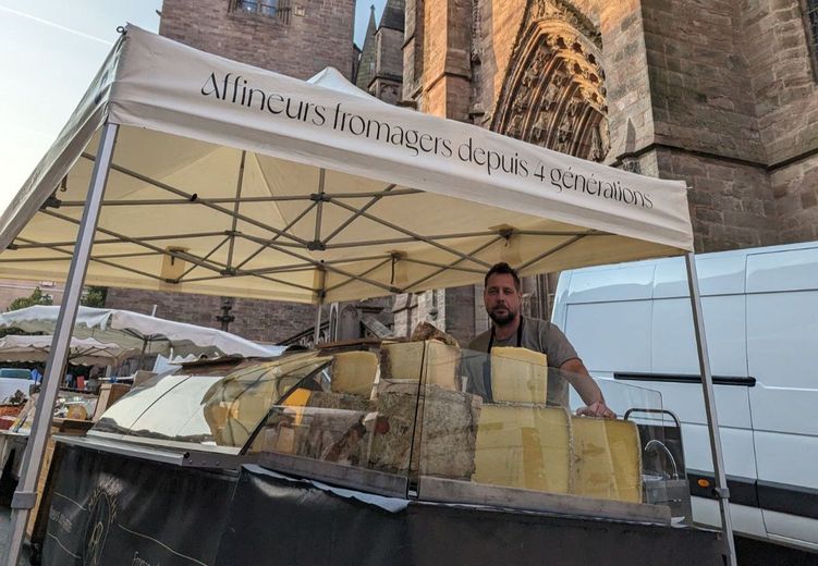 Guillaume Roche (Maison Roche) propose ses fromages affinés sur les marchés de l'Aveyron.