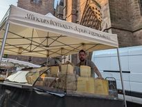 Guillaume Roche (Maison Roche) propose ses fromages affinés sur les marchés de l'Aveyron.