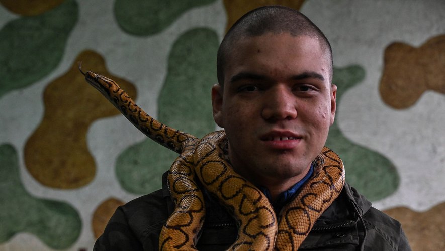 Cet adolescent brésilien de 15 ans, autiste, fréquente un centre thérapeutique de Sao Paulo qui utilise des reptiles pour aider les patients.