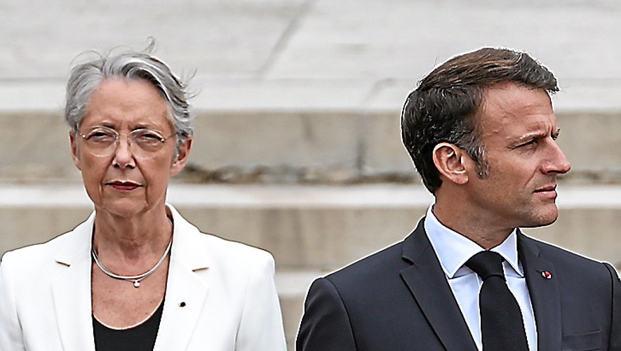 Elisabeth Borne et Emmanuel Macron ce dimanche au Mont Valérien.