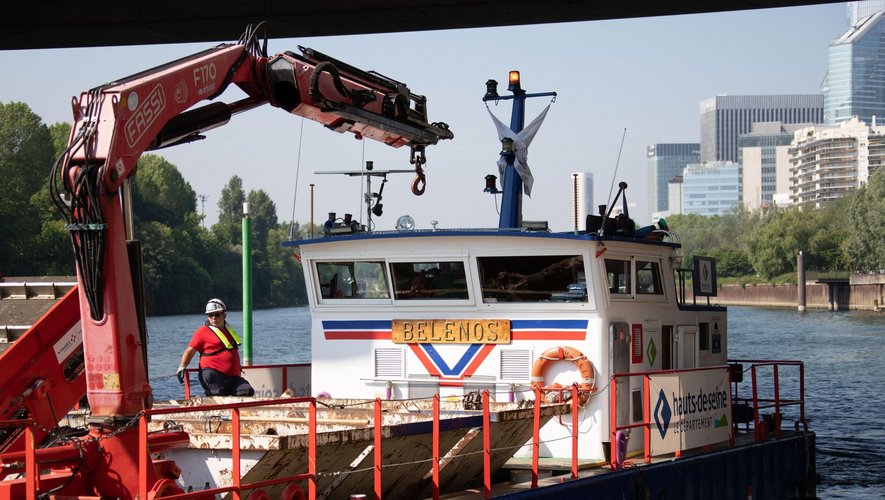 Chaque jour de la semaine, ce catamaran de 20 mètres équipé d'un tapis roulant enfoncé à 40 centimètres dans l'eau pour aspirer les déchets flottants, sillonne les eaux des Hauts-de-Seine.