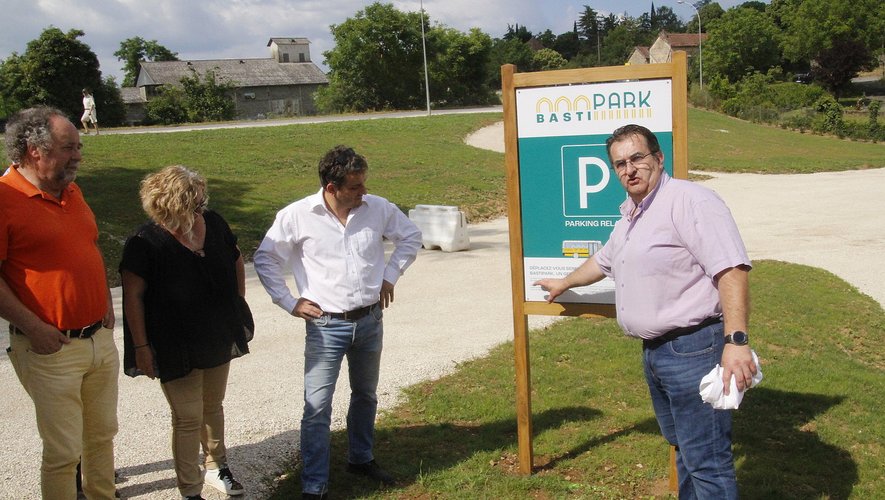 le premier adjoint au maire Jean-Claude Carrié expliquant l’esprit environnemental du Basti Park.