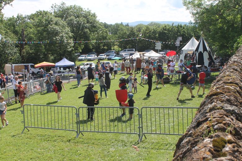 Petits et grands ont pu s’essayer au béhourd et à l’escrime ancienne lors de la fête d’Onet Village.