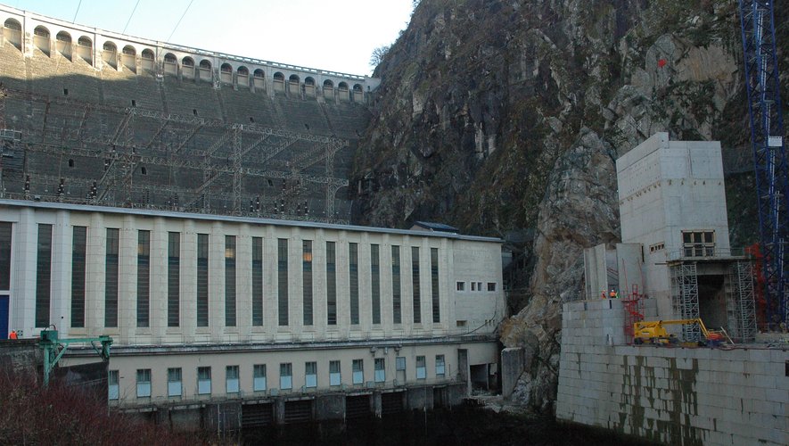 Le barrage de Sarrans est un des plus grands barrages de France. Il se situe dans le nord Aveyron.