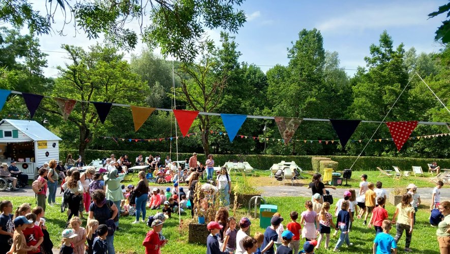 Une foule d'enfants (et pas que) accueillis pour une avant-première réussie.