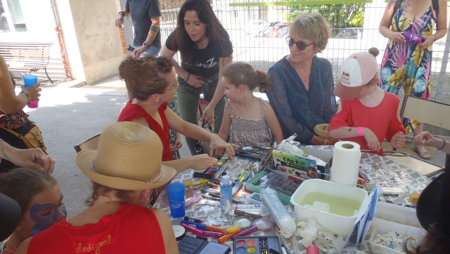 L’atelier maquillage en pleine effervescence.