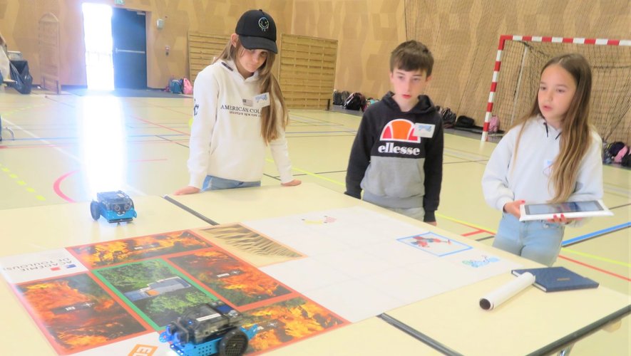 Trois écoliers pour un robot.