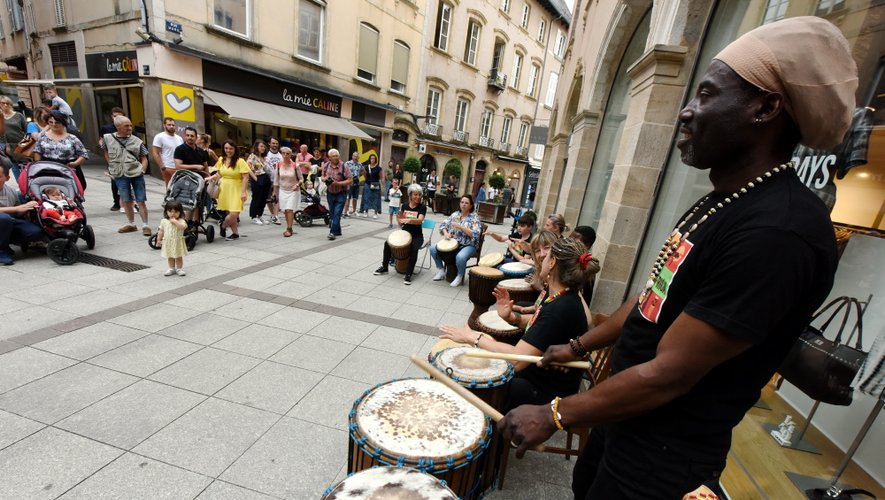 Des instruments et des artistes dans toutes les rues, ici sur le carrefour Saint-Etienne.