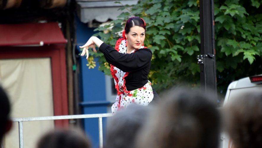 Spectacle de flamenco sur la place du Bourg.