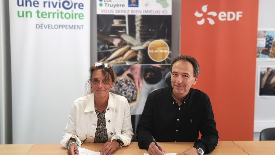 Nathalie Couseran, représentante de Nicolas Bessière, président  de la communauté de communes Comtal, Lot et Truyère et Alain Picasso, directeur de l’Agence locale EDF Hydro ont signé une convention de partenariat.