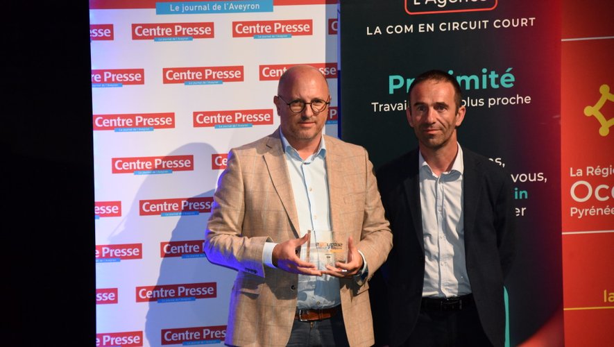 Roquefort Gabriel Coulet, lauréat de la catégorie RSE. Le prix a été remis par Pascal Laversenne, rédacteur en chef de Centre Presse Aveyron.