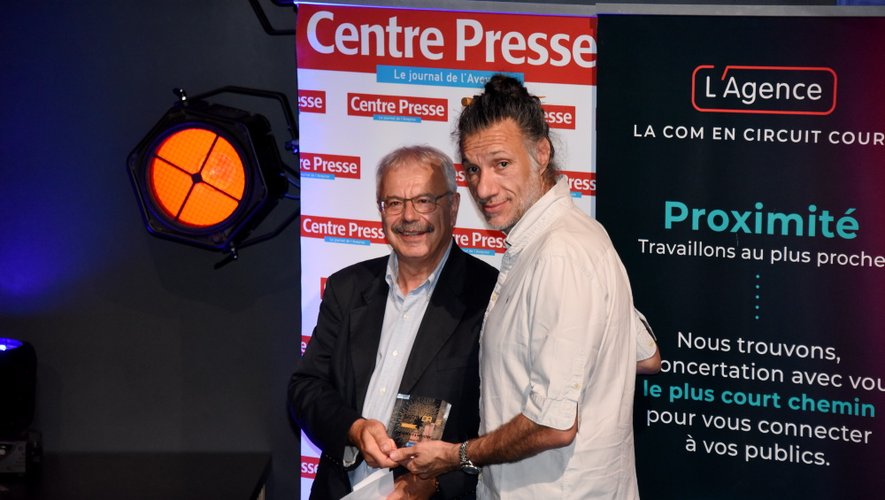 Dominique Costes, président de la CCI, remet son prix à la quincaillerie Angles, lauréate de la catégorie commerce et industrie.