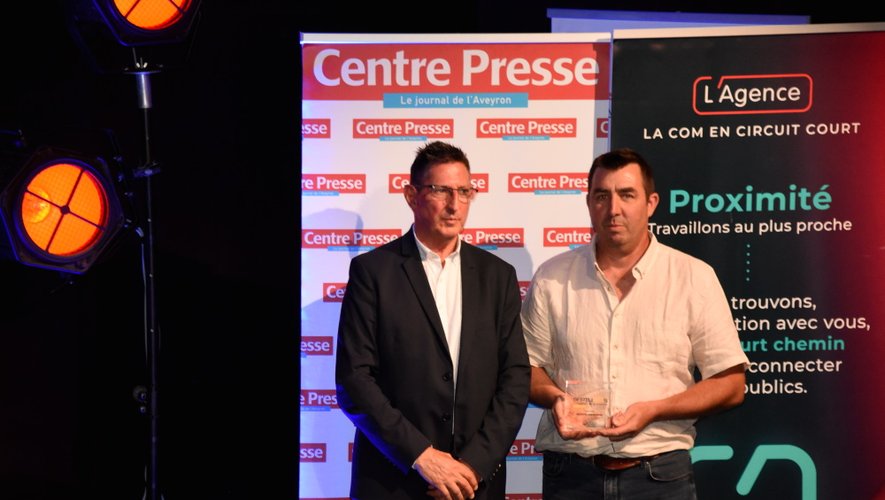 Serge Gélis, directeur de la rédaction Centre Presse Aveyron remet le prix à la Brasserie de Peyrelade, lauréate de la catégorie agroalimentaire.