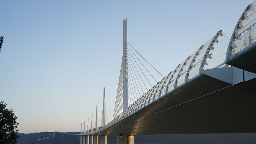 La flamme olympique passera par le viaduc de Millau le 13 mai 2024.