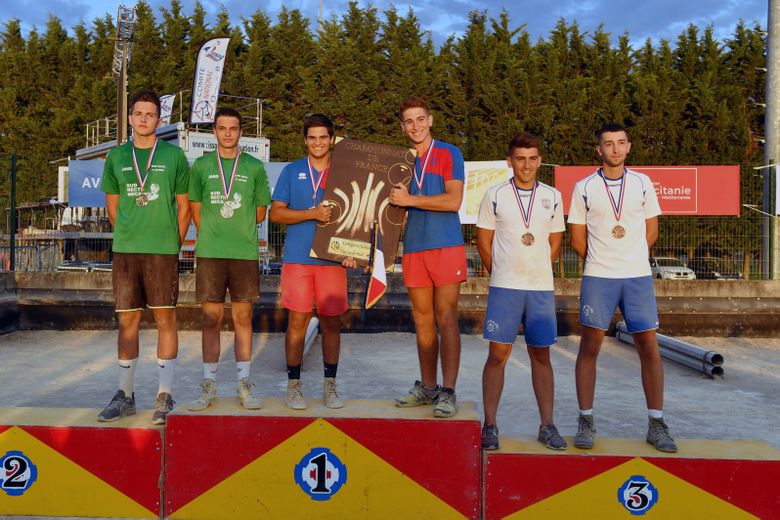 Julien Bastard (en haut à droite) aux côtés de son coéquipier Julien Clamens lors de leur sacre de champions de France junior en 2019, sous les couleurs de Lassouts.