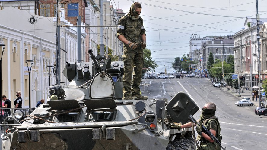 Des combattants de Wagner bloquent une rue à Rostov-sur-le-Don.