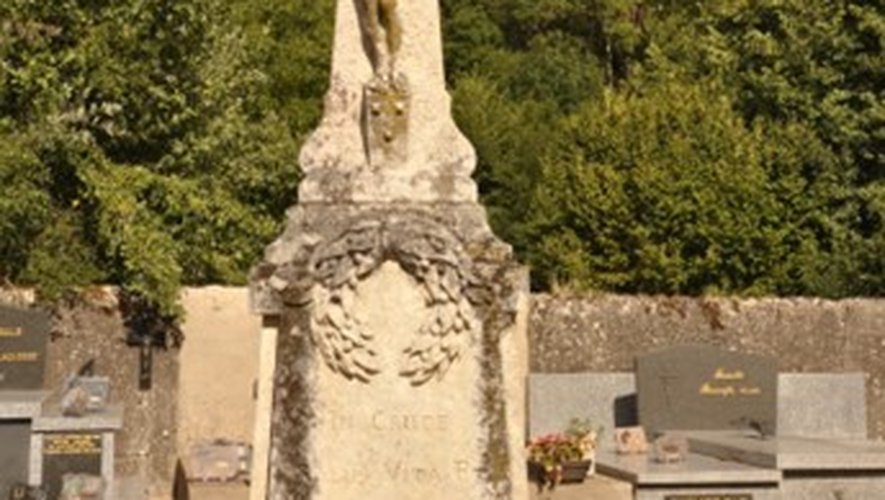La croix du cimetière de Calmont.