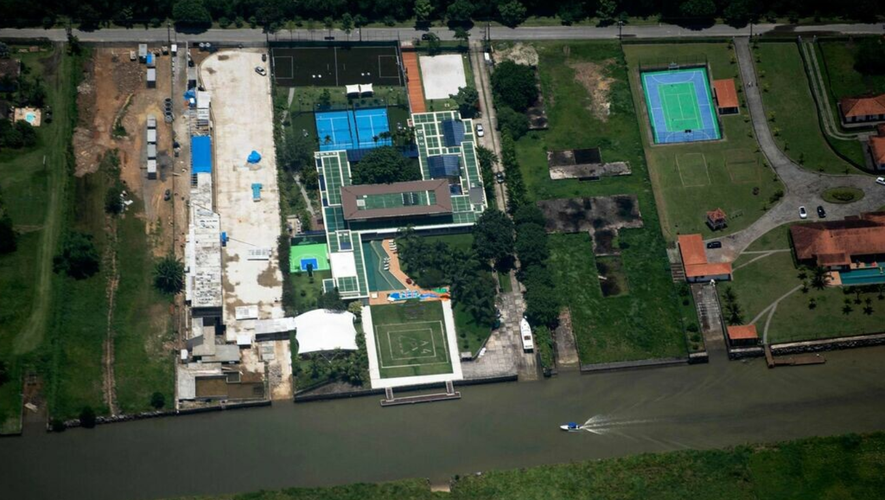Selon les médias brésiliens, la propriété que Neymar a achetée en 2016 comprend un terrain de 10 000 mètres carrés, un héliport, un spa et un gymnase.