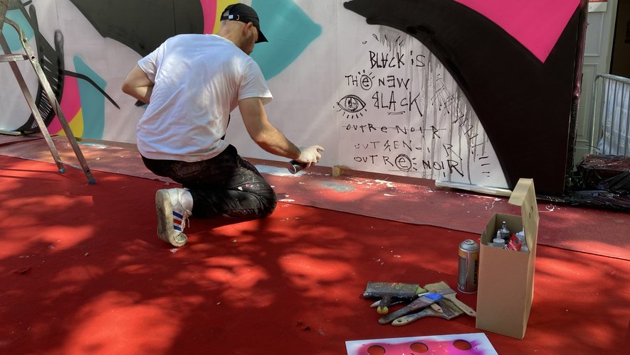 Le street artiste Jo Di Bona réalise sa fresque en direct. Hommage à Pierre Soulages.