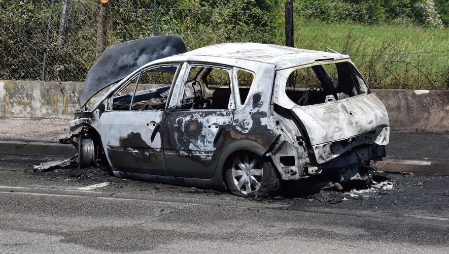 Le véhicule a été détruit par les flammes.