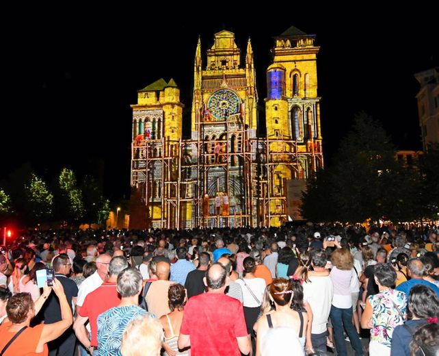L’été dernier, pour sa grande première, le spectacle avait attiré plus de 70 000 personnes sur la place d’Armes…