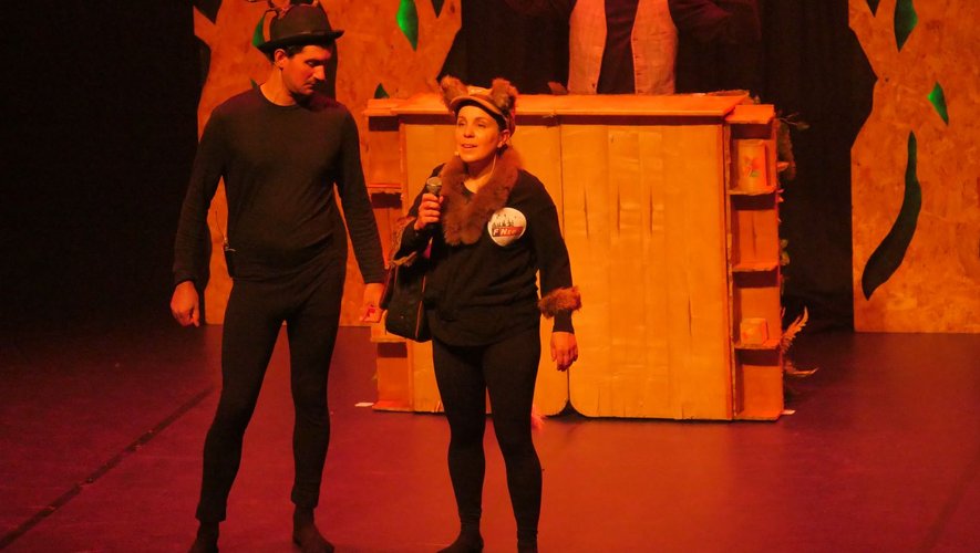 Pour le spectacle "Le loup en slip", que la compagnie CréACT’itude va présenter au Théâtre de la Luna, au festival off d’Avignon, du 7 au 29 juillet, Mathilde Alriquet partage la scène avec Mehdi Benyahia et Maxence Lemarchand.