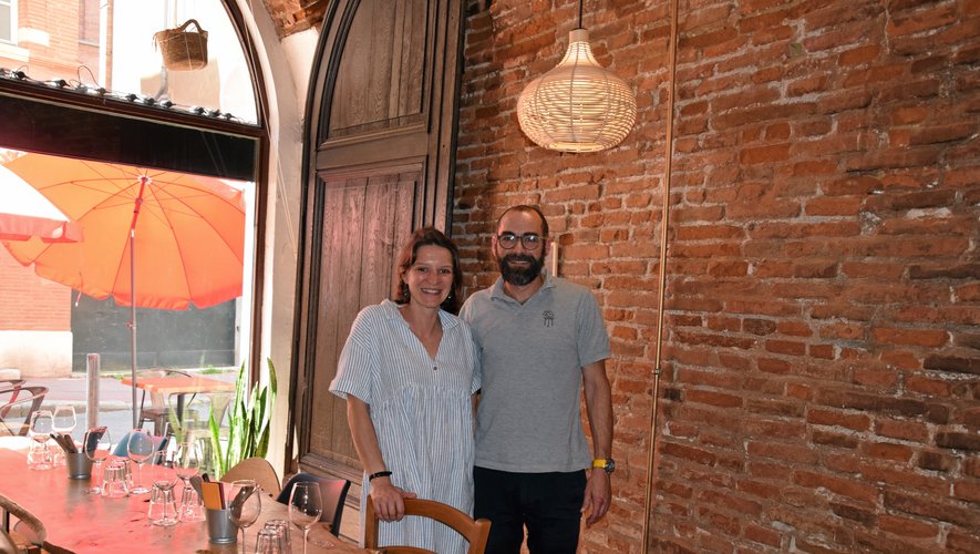 Alors que son compagnon Alex est en salle, Maïlys Périé œuvre en cuisine, dans son restaurant et bar à vin/tapas La Bringuerie, au cœur de Toulouse.