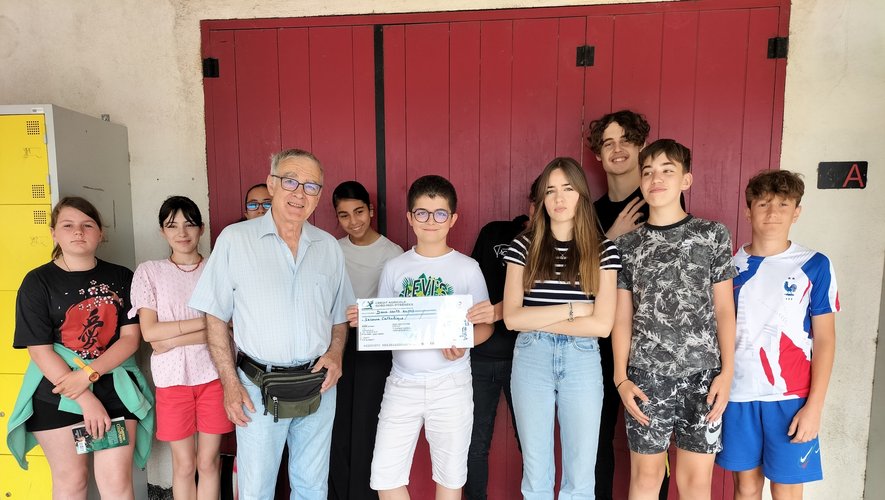 Remise de chèque par les élèves de Sainte-Foy à Jean Drillon.