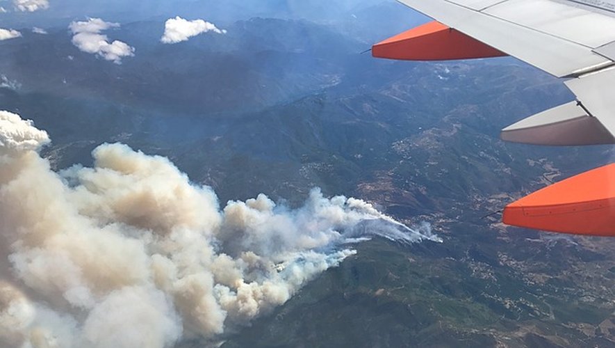 Les énormes fumées des incendies du Canada sont soufflés par-delà l'océan Atlantique.