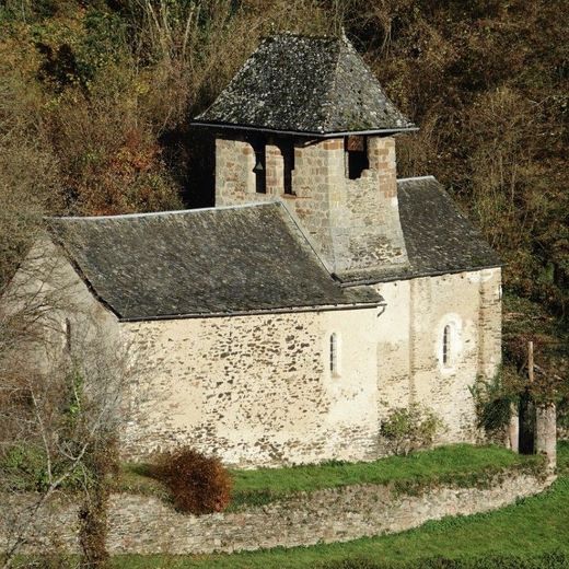 L’église de Servières, lieu de méditation au cœur de la nature.