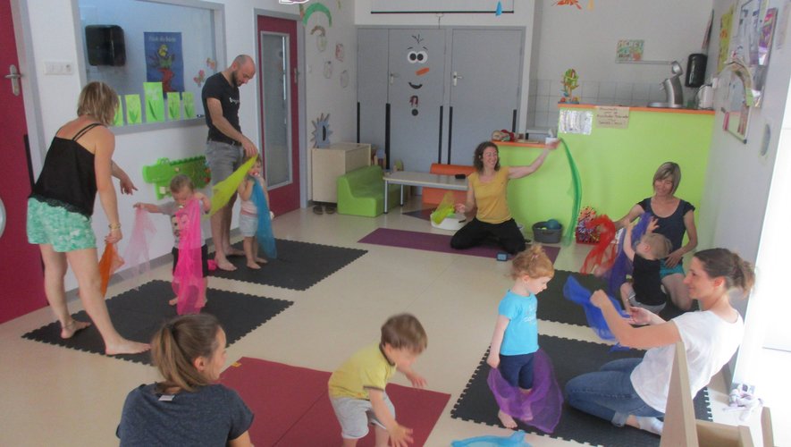 Parents et enfants en séance de yoga.