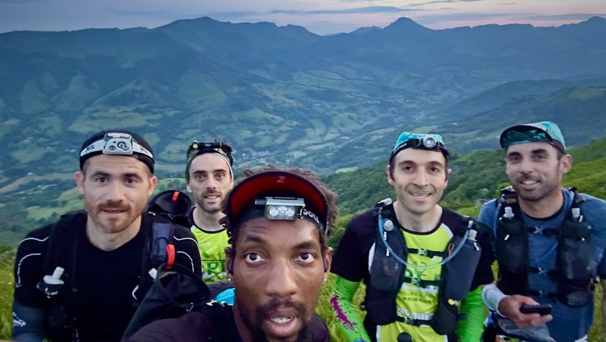 Etienne Turc, Vincent Espié, Yoan Robert et Nicolas Boscus, coureurs  du CPLP accompagnés d’Anthony Galtier au sommet du plomb du Cantal.