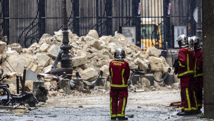 Une personne a été retrouvée morte sous les décombres de l'immeuble qui s'est effondré.