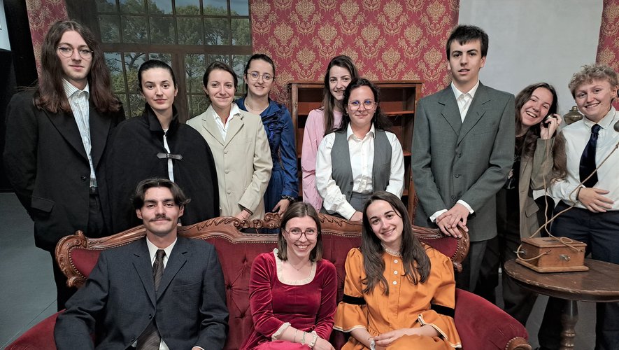 Le groupe des jeunes adultes qui interprétera la pièce"Les marchands de gloire" .