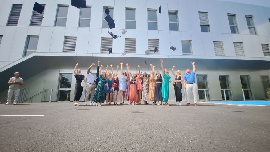 Les diplômés ont honoré la bonne nouvelle comme il se doit !