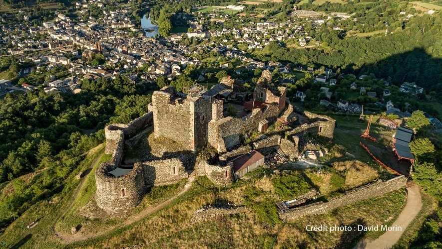Venez vous imprégner de la vie au Moyen-âge au cœur du château de Calmont-d’Olt et profiter d’un cadre magnifique.