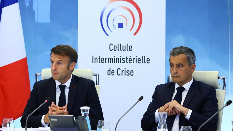 Emmanuel Macron et Gérald Darmanin, lors de la cellule interministérielle de crise, ce vendredi 30 juin 2023.