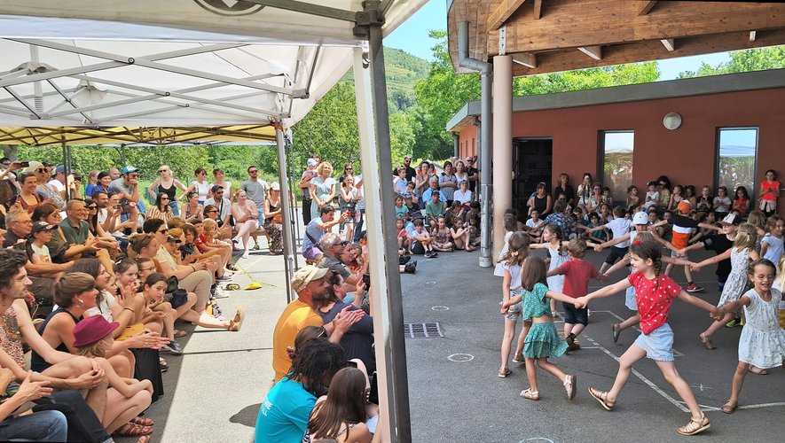 Un spectacle de danses devant  un public conquis.