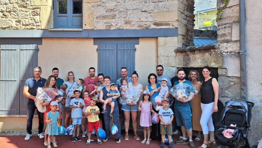 Les bébés de l’année et leurs familles avec le maire David Minerva et des conseillers municipaux.