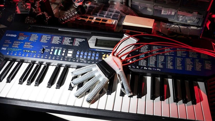 Des réseaux de capteurs spéciaux permettent à ces gants "intelligents" de guider avec précision le pianiste qui les porte.