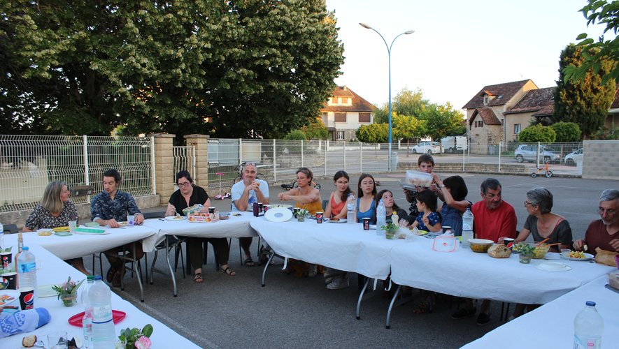 Plaisir des retrouvailles et du partage de son repas entre voisins.